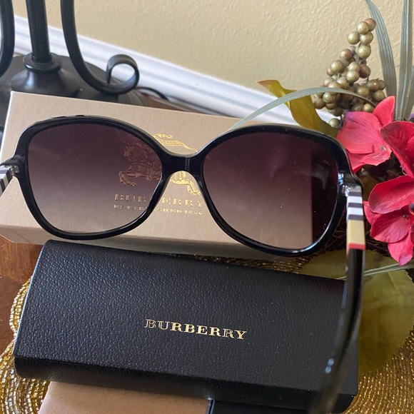 Brand new 🔥Burberry 🔥sunglasses 🕶 - Picture 15 of 16
